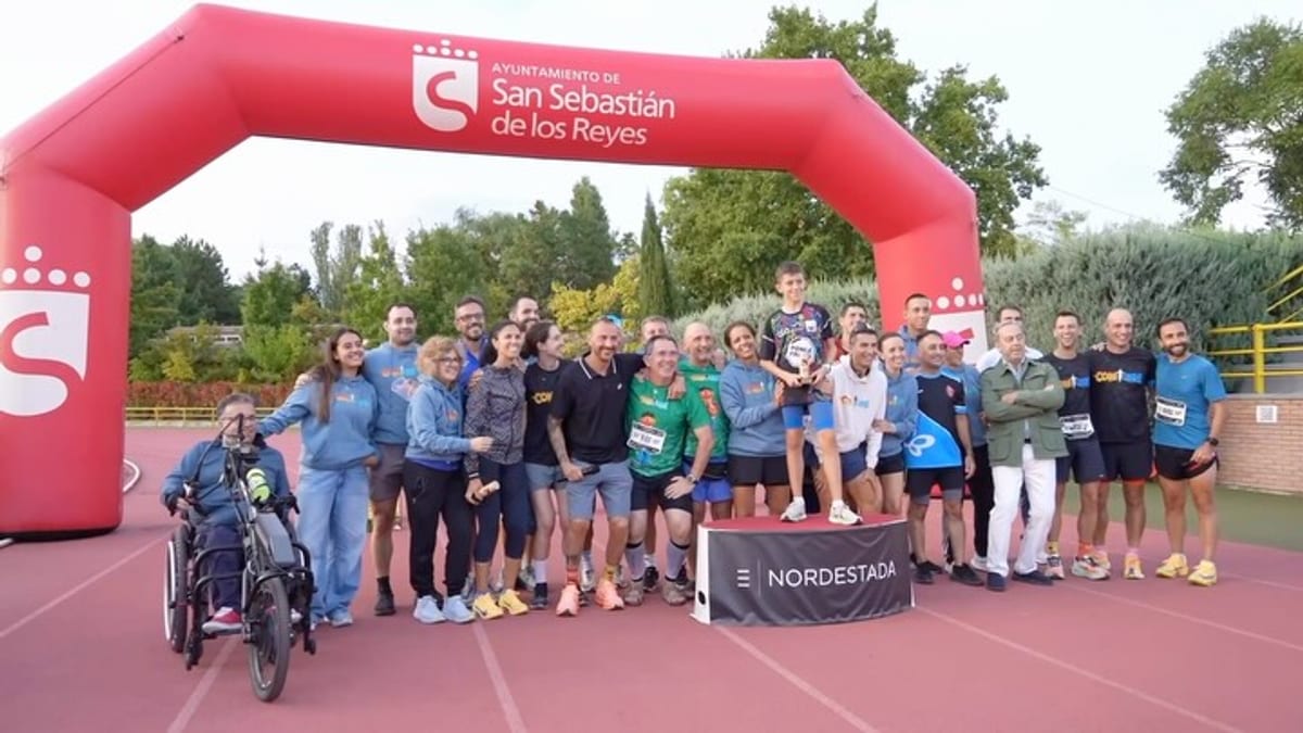 Corredores participan en Las 24 Horas de San Sebastián de los Reyes, evento de atletismo solidario en la pista de Dehesa Boyal