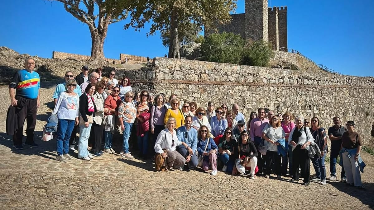 Grupo de vecinos de Trigueros visitando el patrimonio histórico de Cortegana con la diputada de Cultura