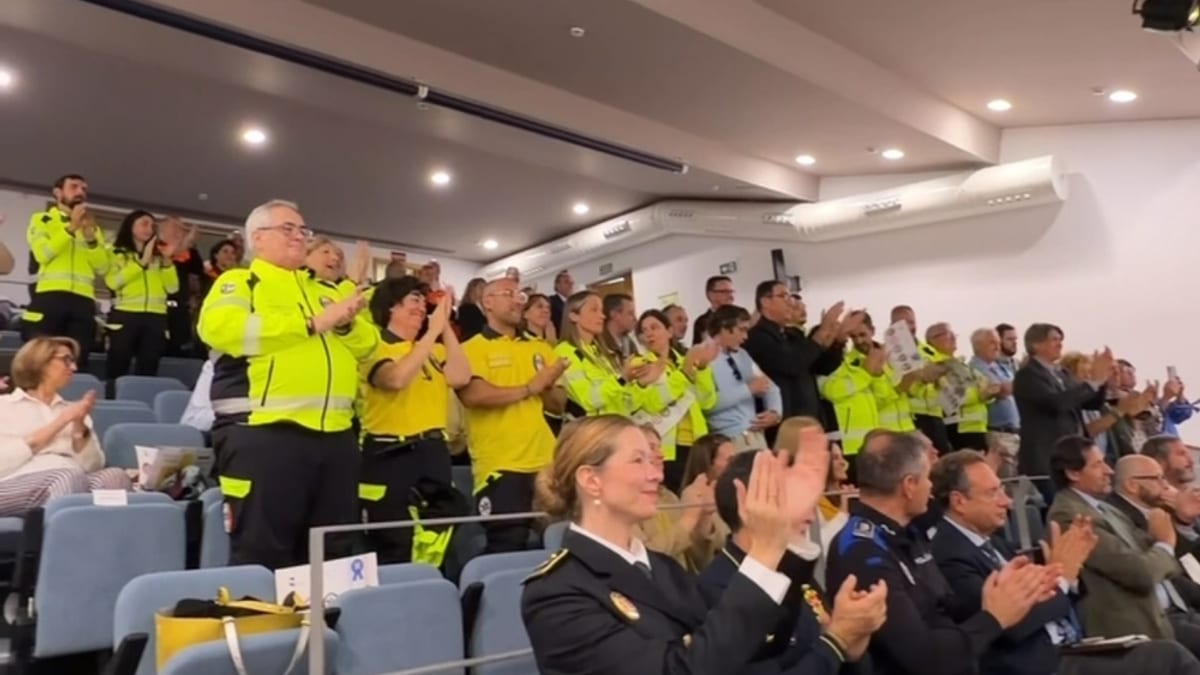 Acto de conmemoración del 25 aniversario del SAMERCLAS con profesionales en uniforme de emergencias reunidos en sala de conferencias