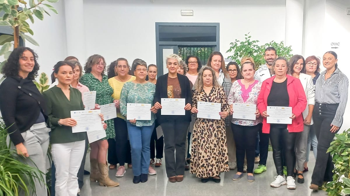 Grupo de 25 mujeres participantes en el curso de monitoras de aula matinal y comedor escolar sosteniendo certificados en el CLIPE de Tomelloso