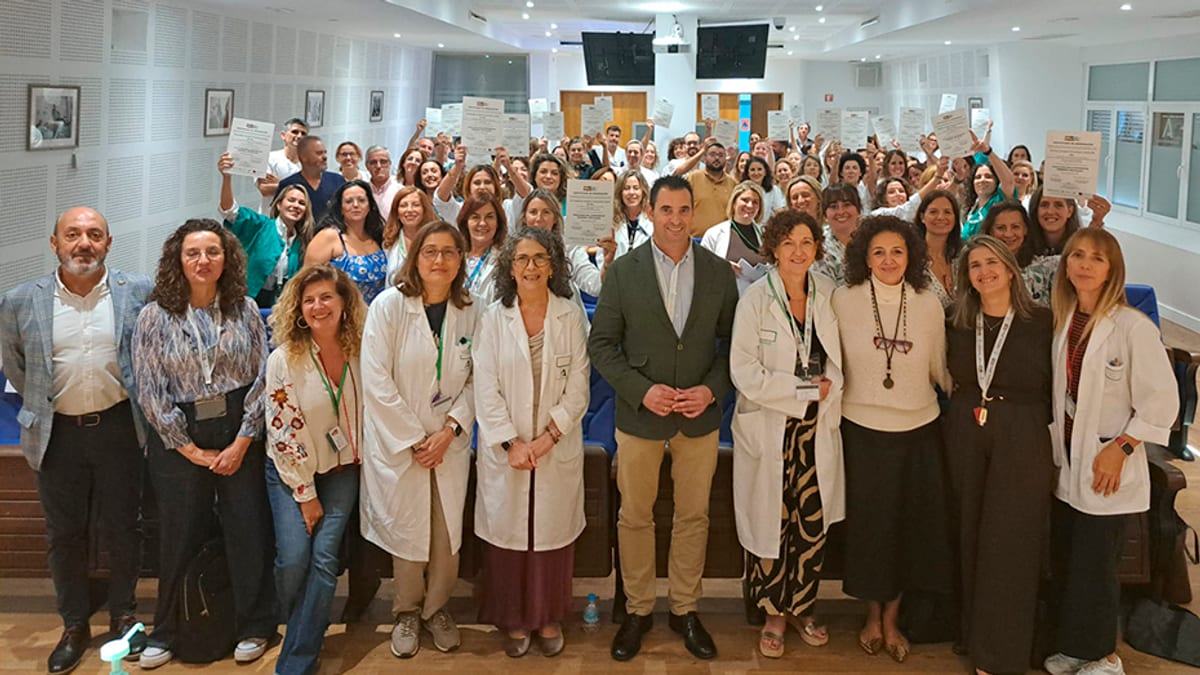 Grupo de profesionales sanitarios en evento de reconocimiento de excelencia en cuidados de hospitales de Cádiz