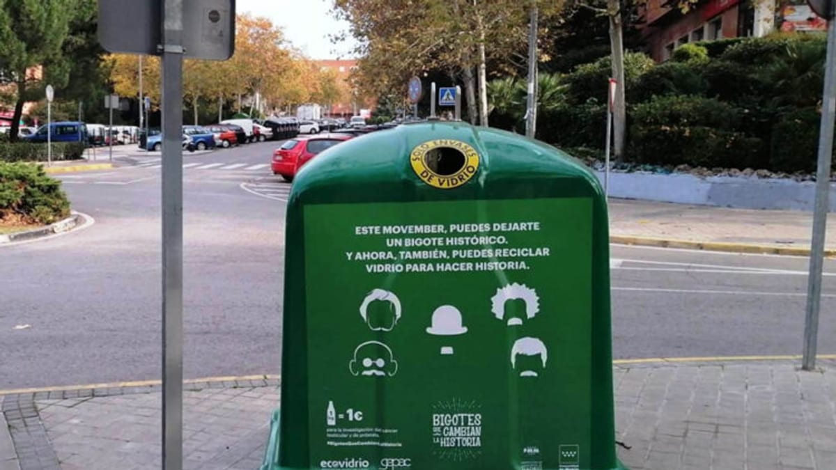 Contenedor verde de vidrio para reciclaje, parte de la campaña EcoBarrios de Rivas Vaciamadrid