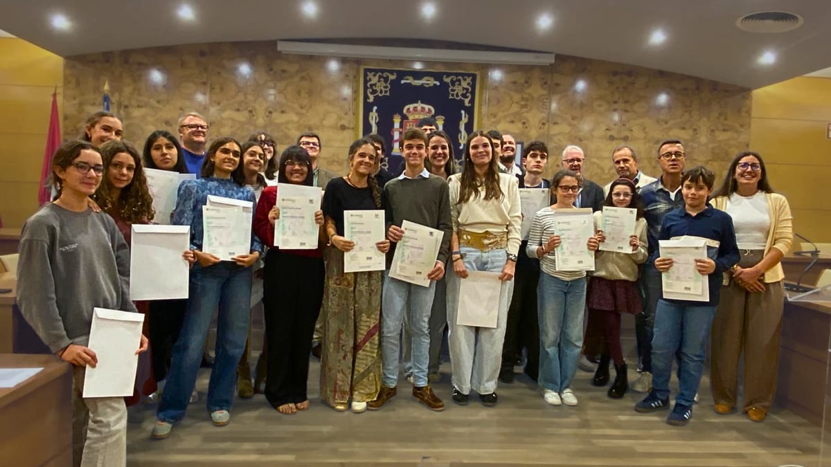 Grupo de estudiantes con diplomas de Cambridge en el Salón de Plenos del Ayuntamiento de Torrelodones