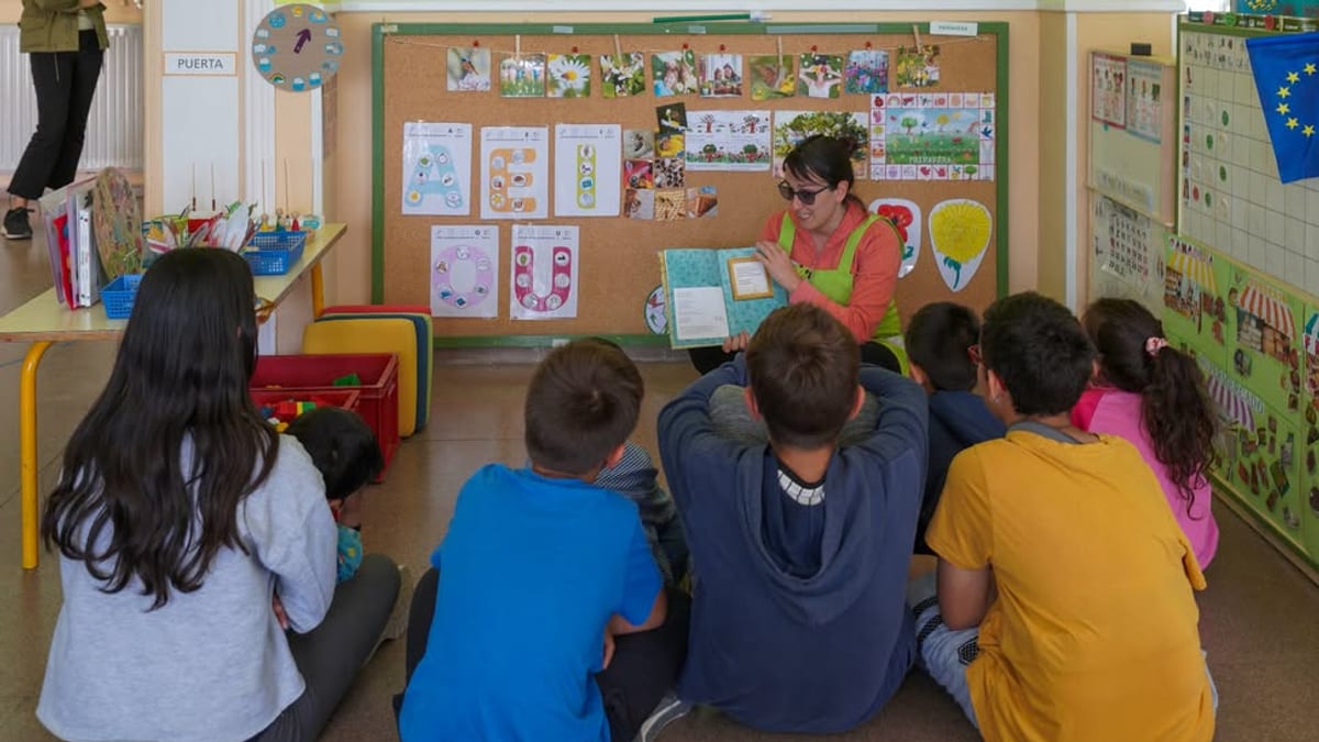 Cartel informativo de la Junta de Castilla y León sobre selección de proyectos de bibliotecas escolares para 2026-2027