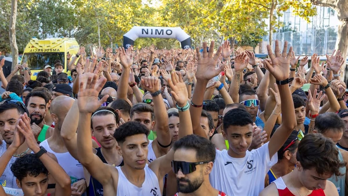 Corredores participando en la 39ª Vuelta a Huelva Onupolis en las calles de la ciudad