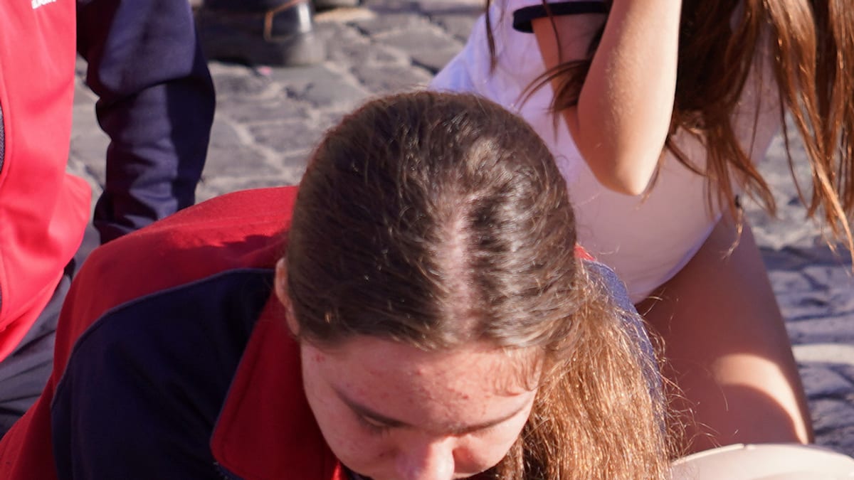 Formación de reanimación cardiopulmonar de SAMUR-Protección Civil en la Plaza Mayor de Madrid con alumnos de ESO y FP