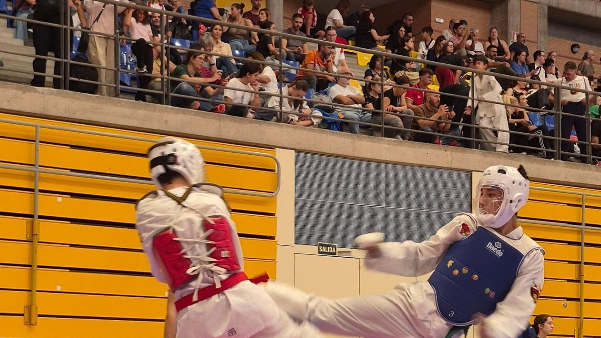 Entrada de la Ciudad Deportiva Príncipe Felipe con puerta de salida durante la Final de la Liga de Taekwondo
