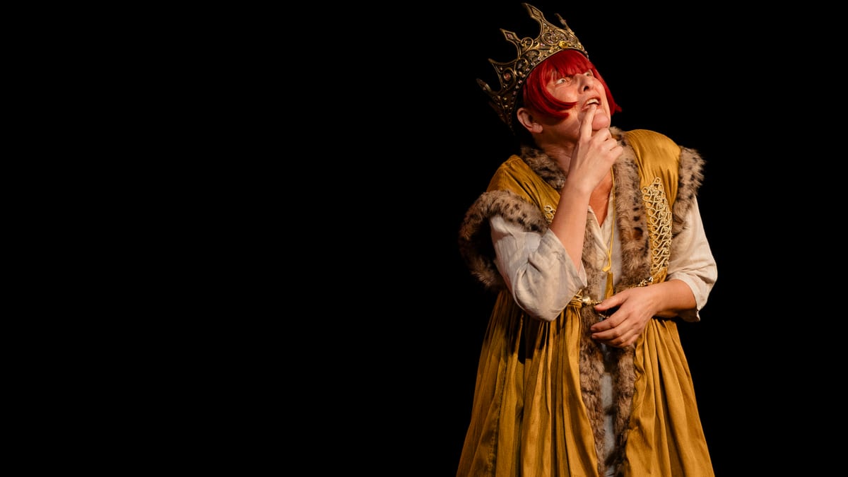 Escena de la representación de 'La Reina Brava' de Las Niñas de Cádiz en el Gran Teatro Falla durante el 41 FIT Cádiz