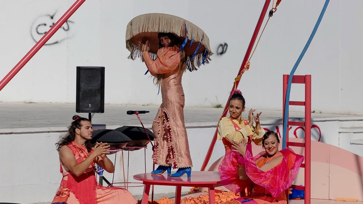 Actuación de la compañía Truca Circus en la Barriada de Loreto durante la última jornada del 41FITCádiz