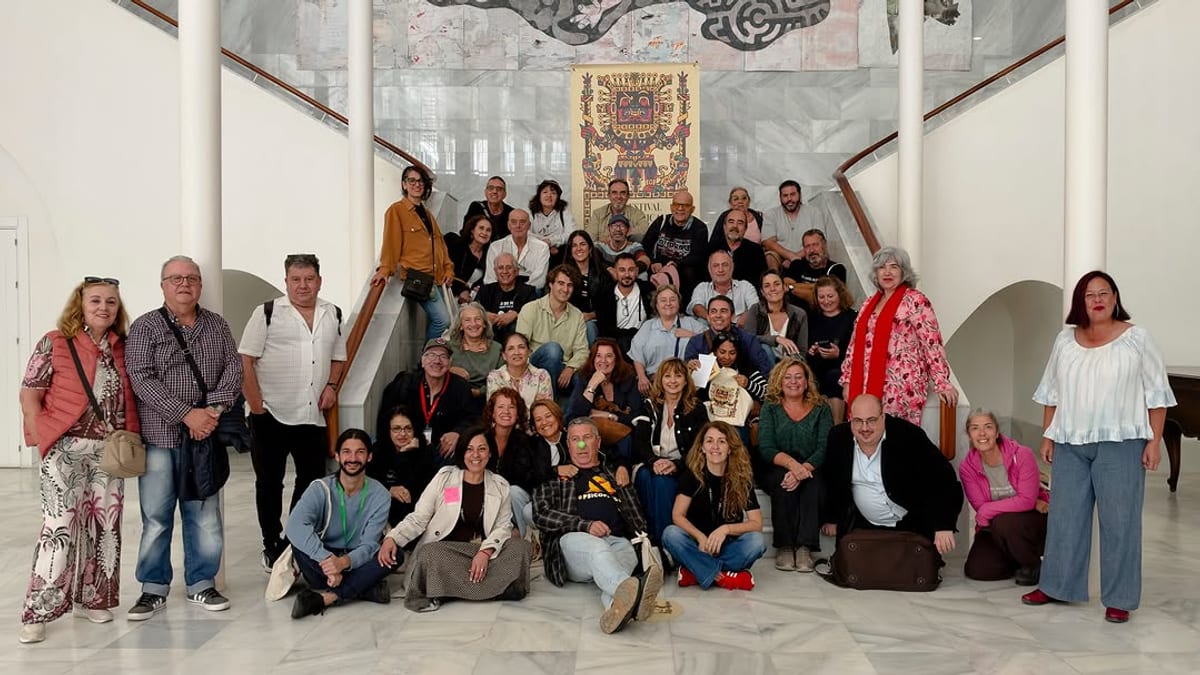 Grupo de participantes en el 41FITCádiz posando para una foto en el festival