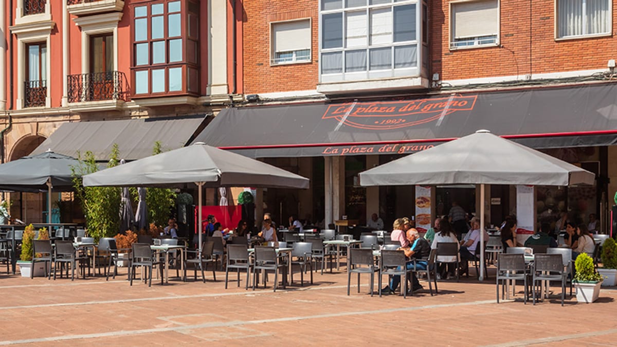 Fachada de un local turístico en Cantabria con elementos de modernización y accesibilidad