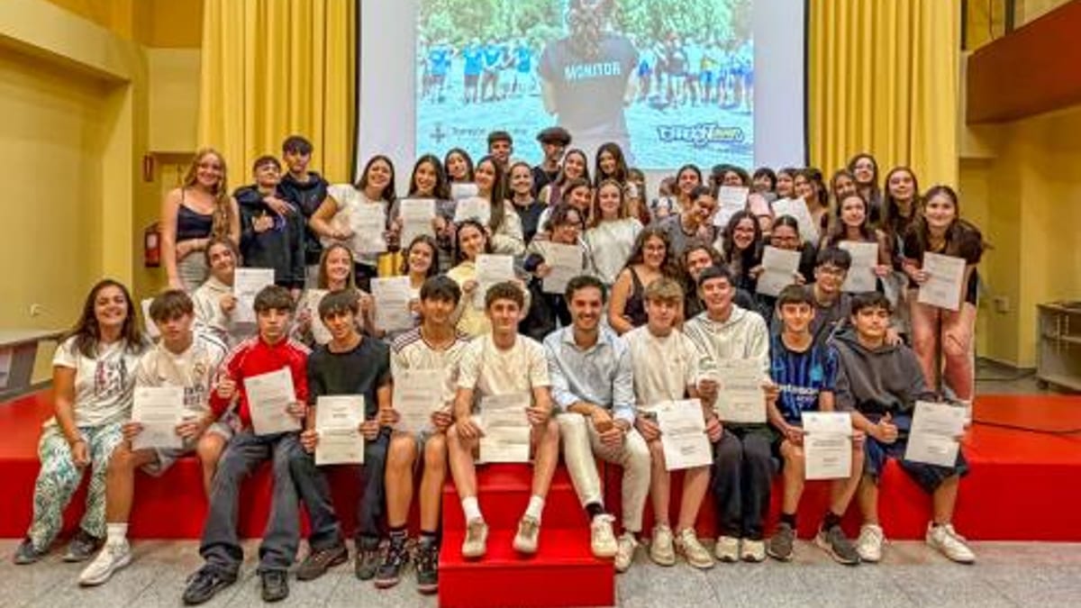 Grupo de 60 jóvenes con sus diplomas del Curso de Premonitores de Ocio y Tiempo Libre en Torrejón de Ardoz