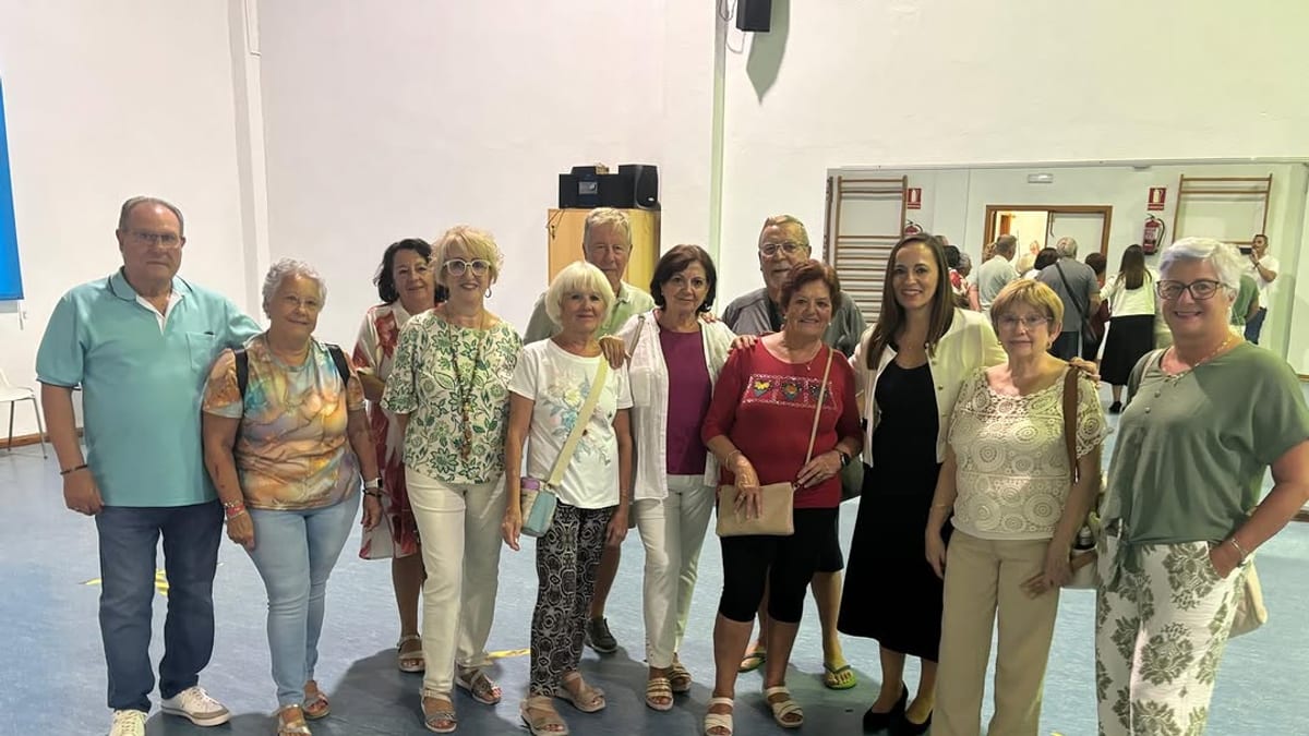Participantes en el Programa de Animación Sociocultural del Ayuntamiento de Cádiz durante una actividad de grupo