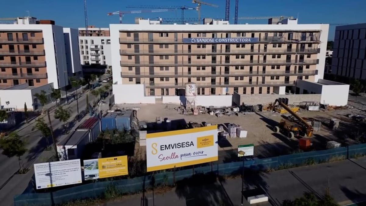 Promoción de viviendas protegidas Puerta Osario de EMVISESA en Palmas Altas, Sevilla, con piscina y zonas comunes