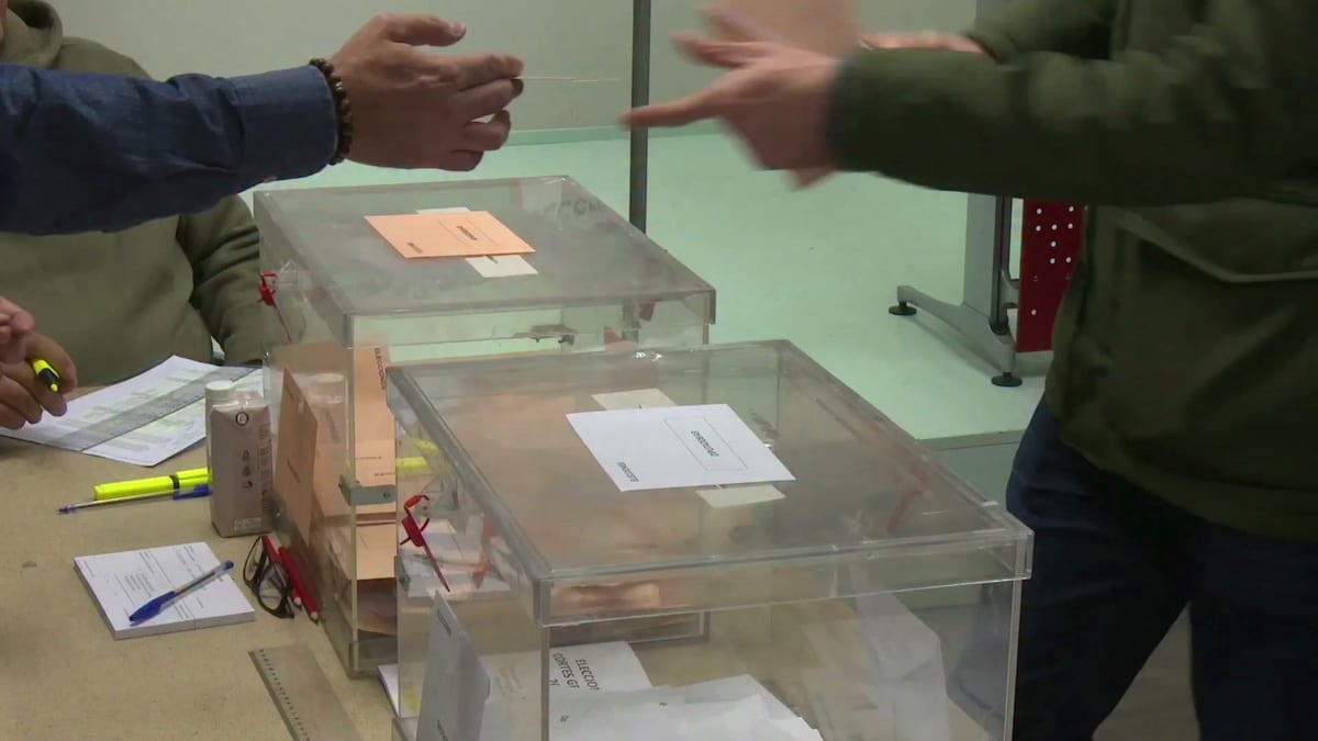 Urnas electorales transparentes con materiales de votación y manos de personas ejerciendo el voto