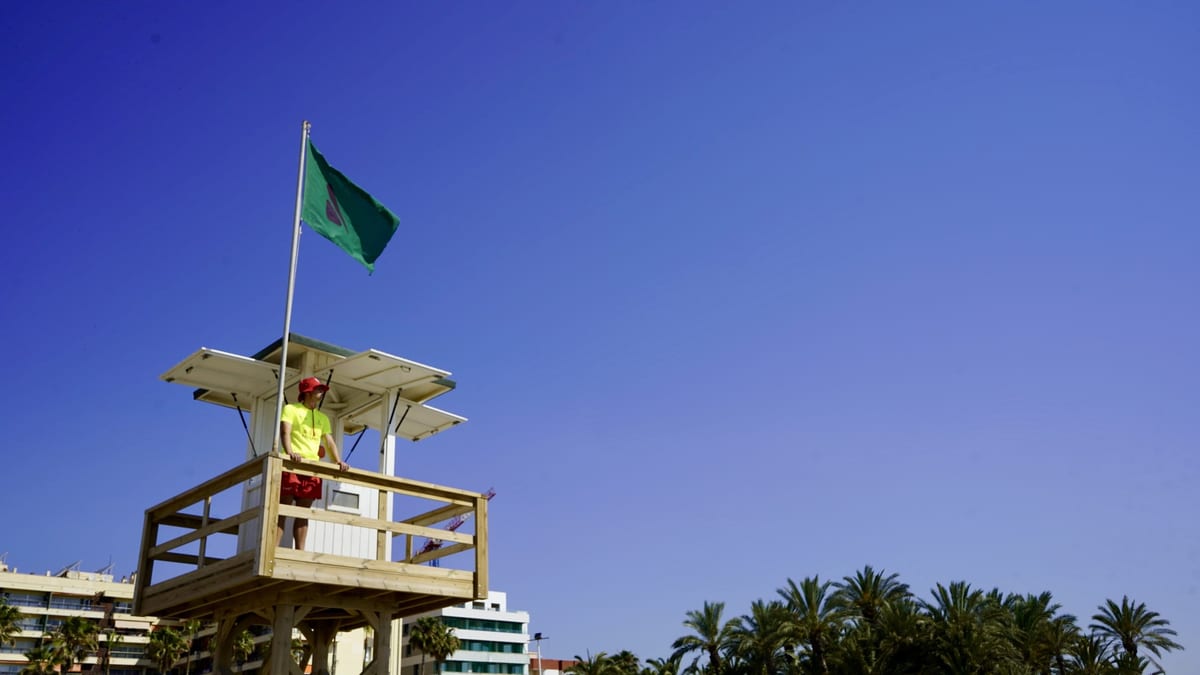 Equipo de salvamento atendiendo a bañistas en playas de Torremolinos durante temporada estival