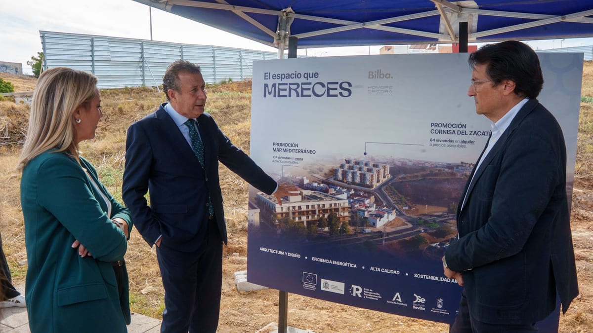 Pancarta informativa de la promoción Cornisa del Zacatín con 84 viviendas de alquiler en Alcalá de Guadaíra, financiadas por la Diputación de Sevilla