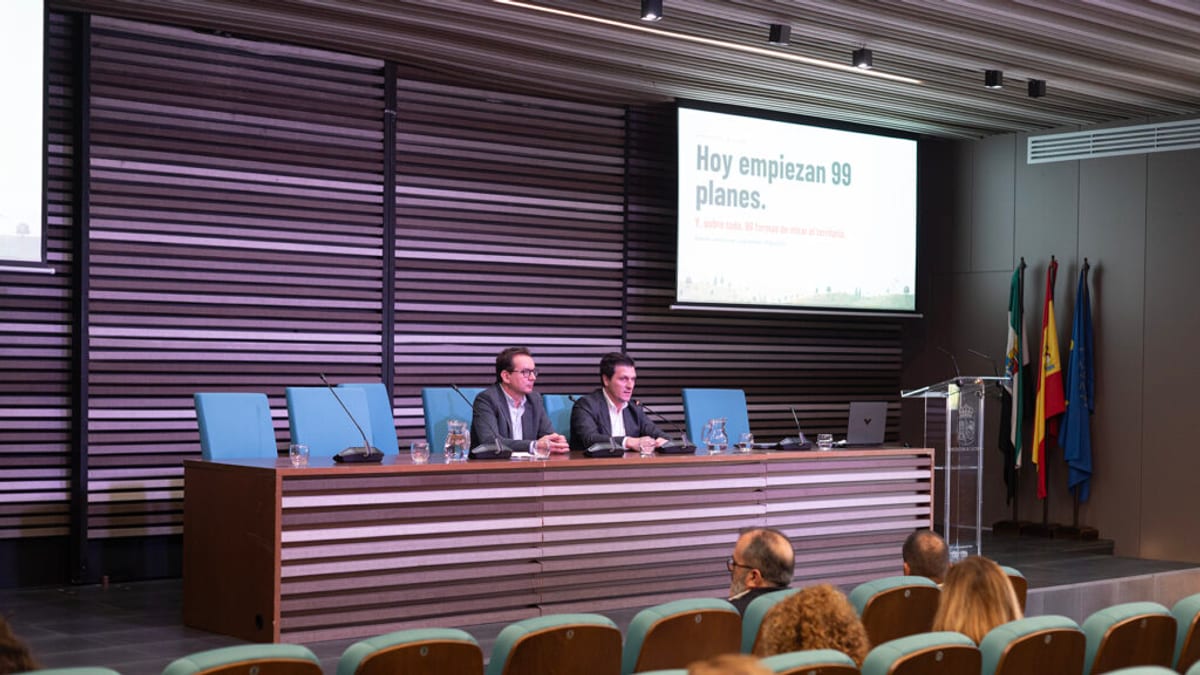 Jornada de trabajo de la Diputación de Cáceres sobre Planes Periurbanos de Prevención de Incendios con representantes municipales