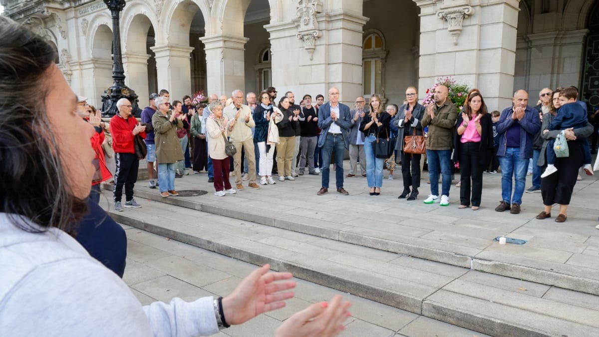 Minuto de silencio en la plaza de María Pita de A Coruña en homenaje a Maricarmen Abascal