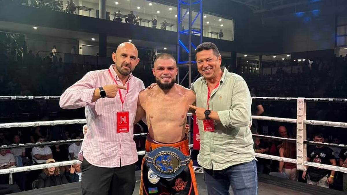 Aarón Alhambra, boxeador campeón de Europa en peso wélter, levantando el cinturón tras su victoria