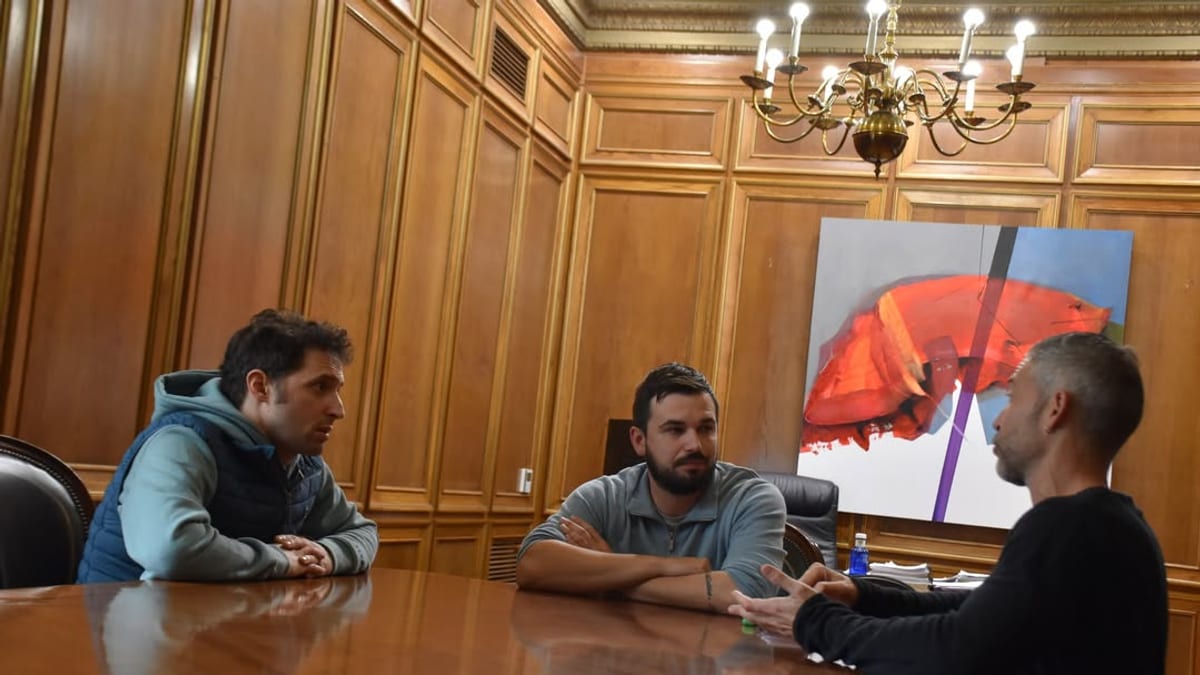 El diputado de Deportes Abel Fresneda con José Tomás Córcoles de ANEP y el chef Fran Martínez en la Diputación de Cuenca