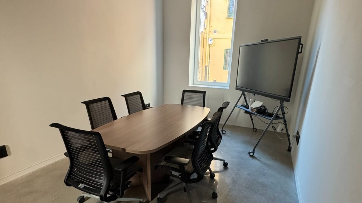 Interior del espacio coworking del antiguo Colegio San Bernabé en Logroño con zona de trabajo multiusos