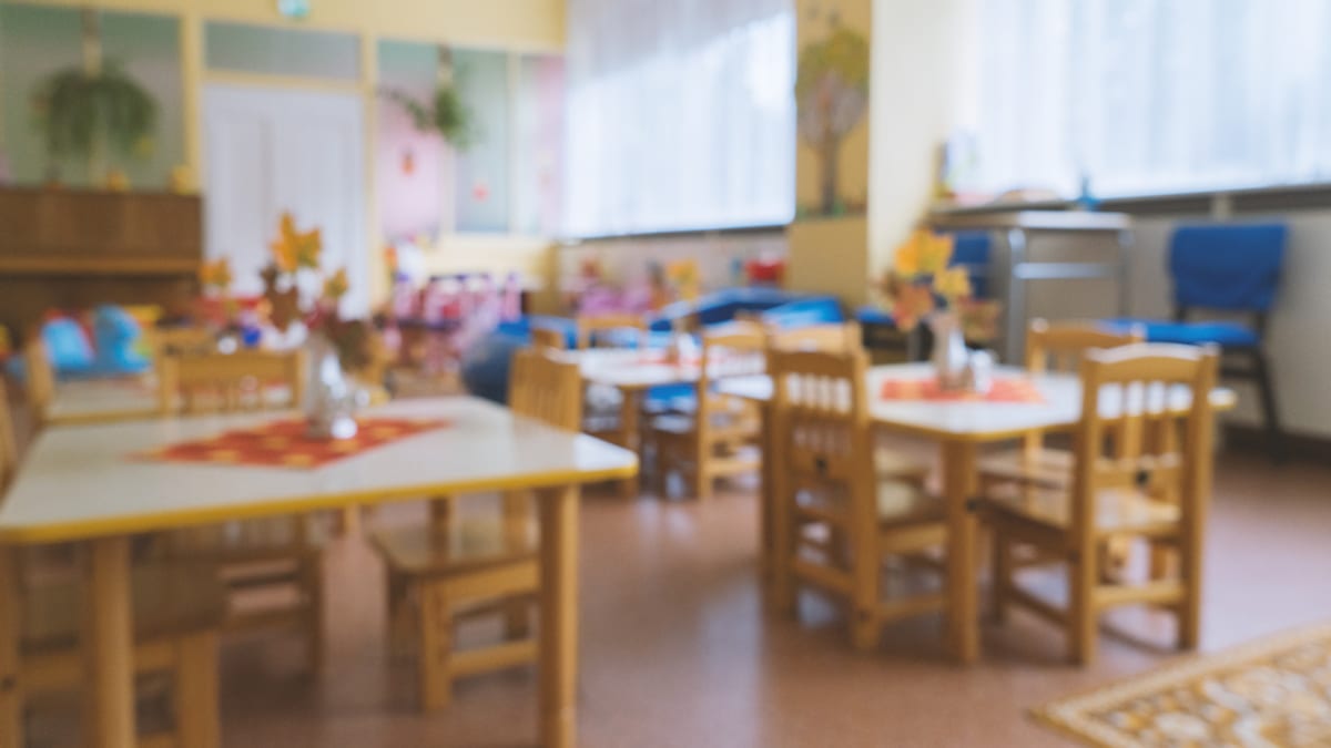 Aula de educación infantil con niños pequeños en actividades escolares