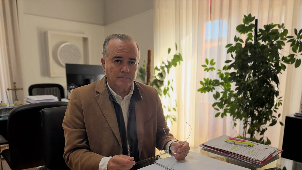 El alcalde de Talavera de la Reina en su despacho durante la comunicación sobre el accidente ferroviario