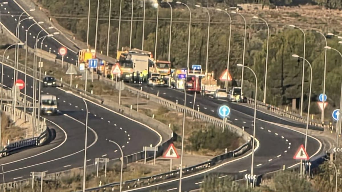 Lugar del accidente en la A-3 a la altura del Hospital de Arganda del Rey con vehículos de emergencia