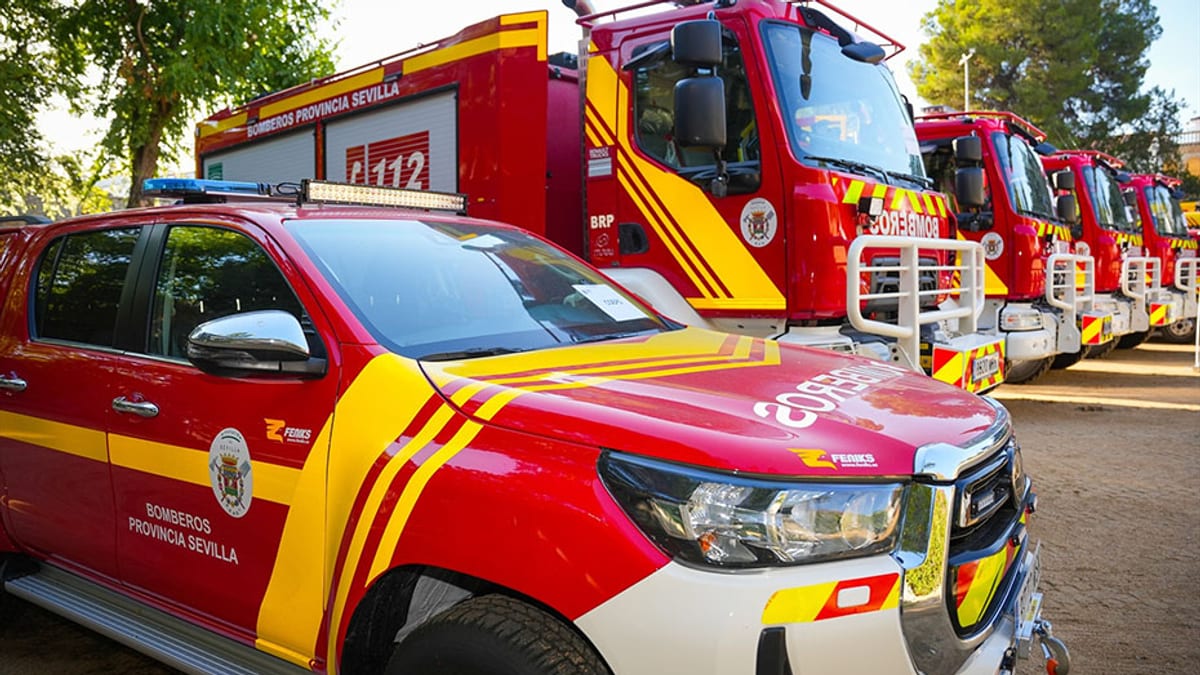 Bomberos de la Provincia de Sevilla en el lugar del accidente de tráfico en Mairena del Alcor