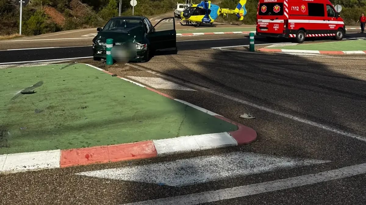 Vehículos de emergencia de los bomberos del Consorcio Provincial de la Diputación de Zamora interviniendo en el lugar del accidente en la N-122