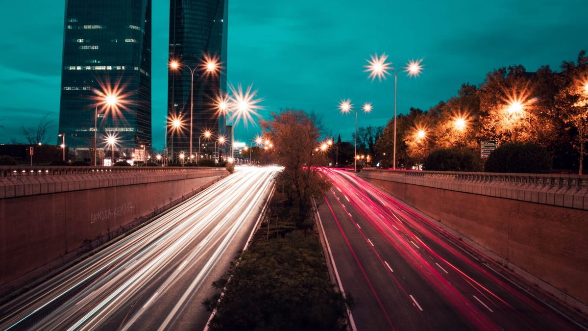 Vista del puente de la calle Artemisa sobre la autovía M-11 en Madrid