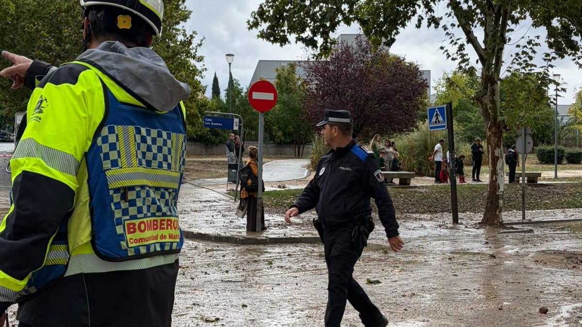 Servicios de emergencia trabajando en Paracuellos de Jarama durante lluvias torrenciales