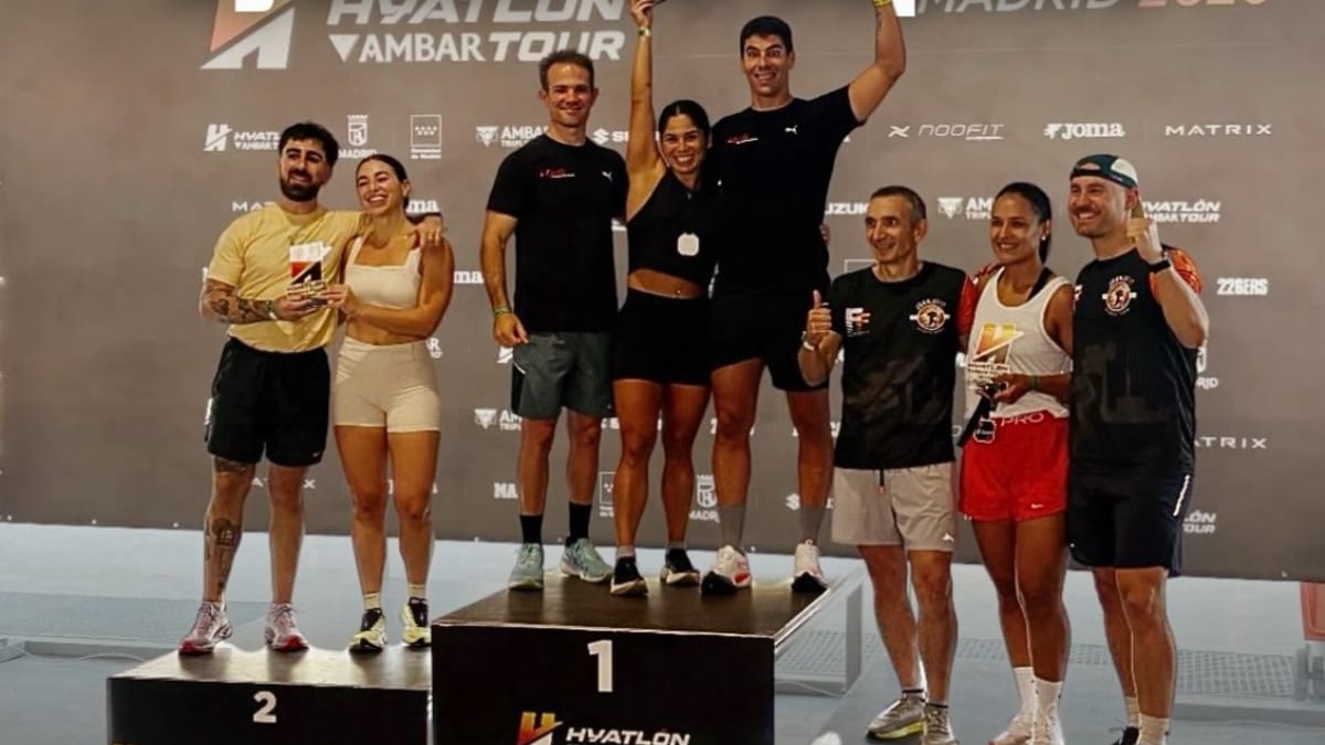 Equipo Actívate Fuerza y Movimiento celebrando la victoria en el primer Hyatlón de España