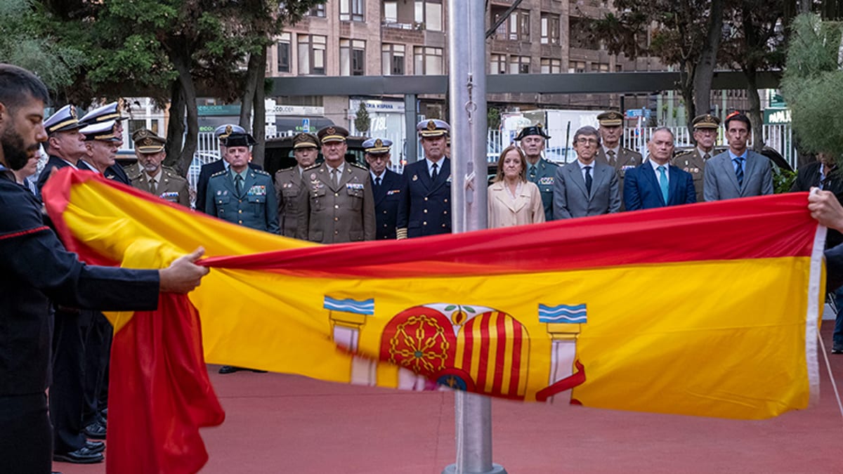 Isabel Urrutia, consejera de Presidencia, en el acto solemne de arriado de la Bandera con la Comandancia Naval de Santander
