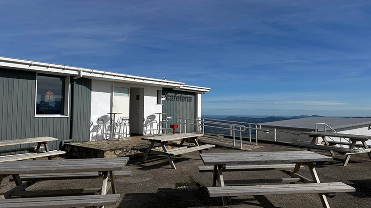 Fachada de la cafetería-restaurante Pico Llen de Peña Cabarga