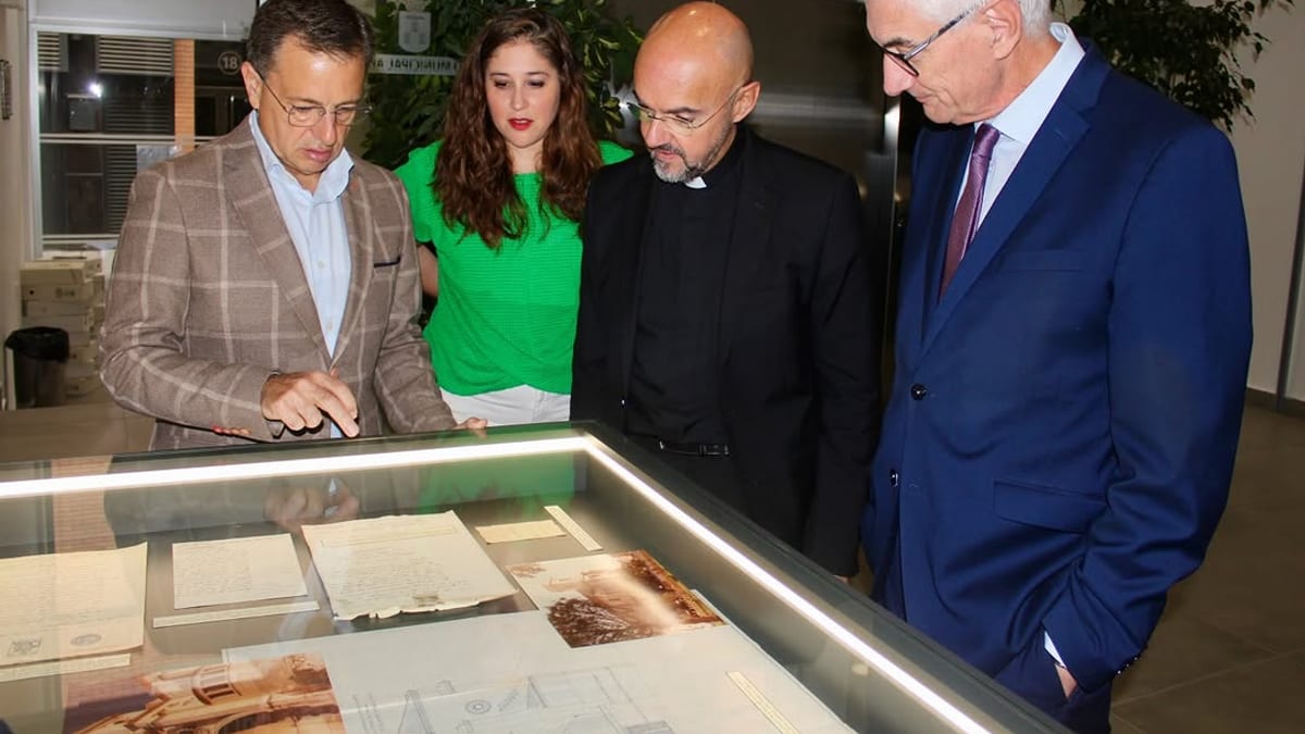 El alcalde Manuel Serrano observa junto a otras personas una vitrina con las acuarelas de Casimiro Escribá en el Archivo Municipal de Albacete