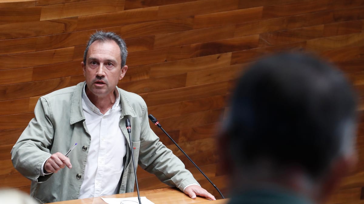 Álvaro Zapico, consejero de Ordenación Territorial, en comparecencia sobre la Ley de Vivienda de Asturias