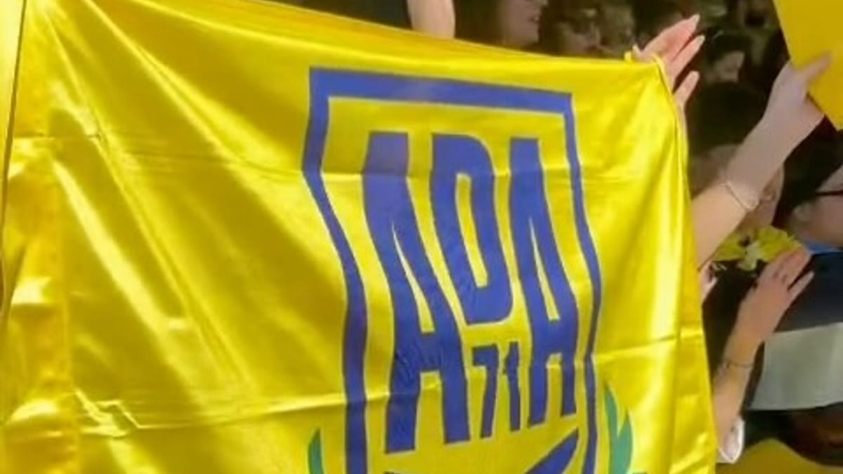 Partido de fútbol entre AD Alcorcón e Ibiza UD con espectadores en el estadio
