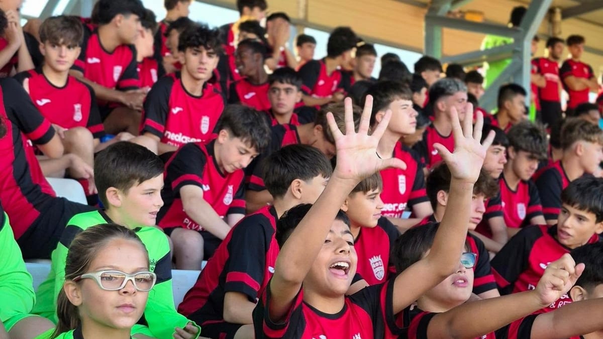 Equipos de la AD Arganda en el Estadio Municipal de Deportes durante la presentación de la temporada 2026/2027