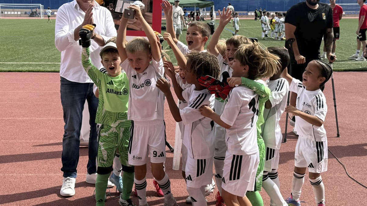 Jóvenes futbolistas del AD Seseña CF durante el primer torneo de la temporada en el Estadio Fernando Jiménez Serrano