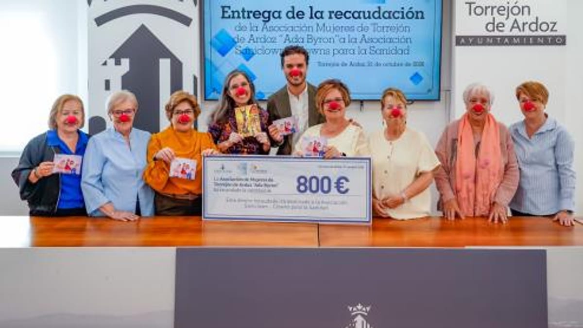 Entrega del cheque de 800 euros de la Asociación de Mujeres Ada Byron a Saniclown en Torrejón de Ardoz