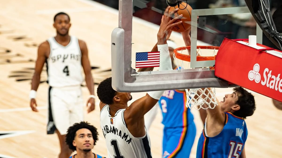 Aday Mara durante su debut con los Oklahoma City Thunder en la NBA