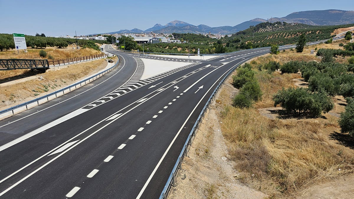Carretera A-306 con múltiples carriles en el tramo de Torre Donjiménez, Jaén
