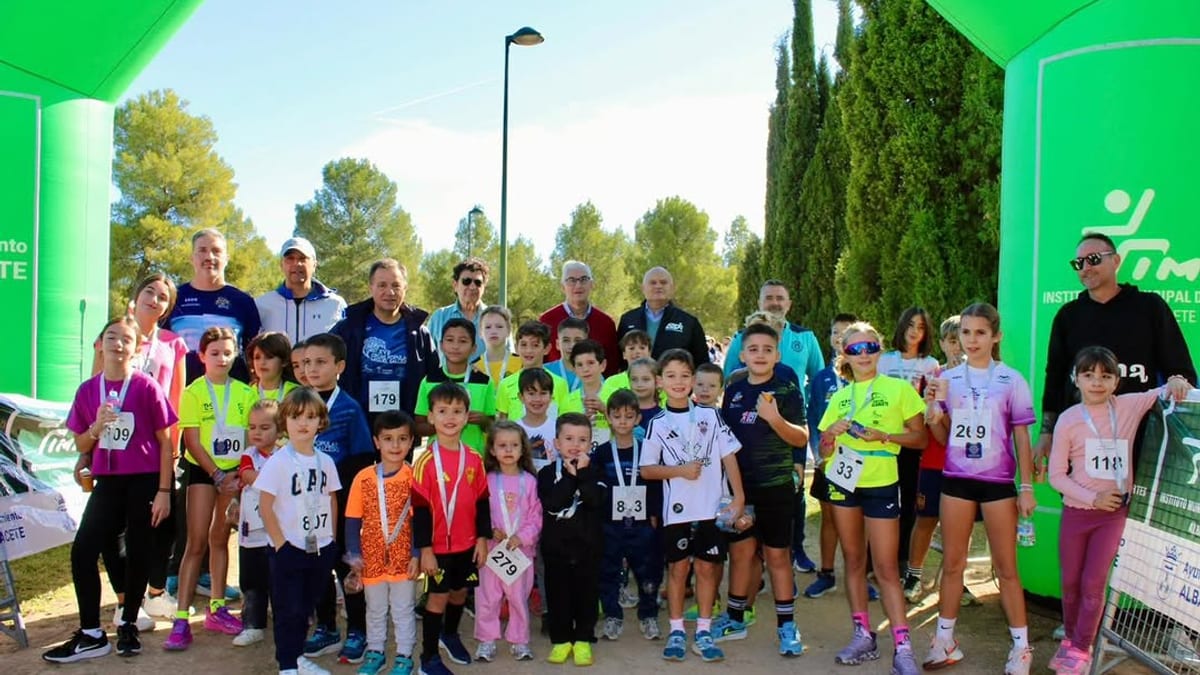 Participantes en la jornada solidaria de la ADPLA en Albacete, con niños y adultos posando para una foto de grupo