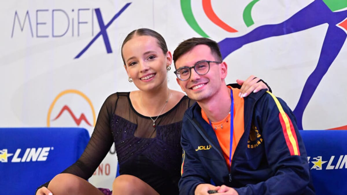 Adriana Santiago junto a su entrenador en el Campeonato Europeo de 2026