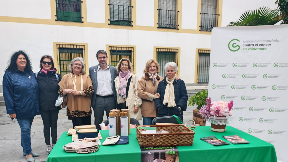 Mesa informativa de la AECC en Valdemoro durante el Día Mundial de la Lucha contra el Cáncer de Mama