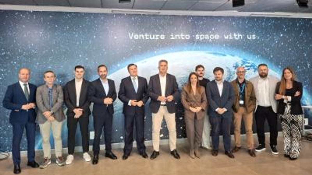 Firma del convenio entre el aeropuerto de Castellón y CaixaBank para financiación de startups aeroespaciales