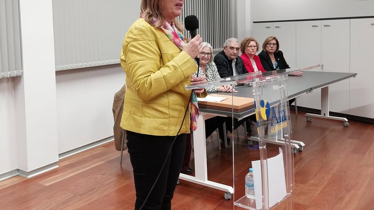 Concejala de Asuntos Sociales Llanos Navarro hablando en acto de reconocimiento a AFA