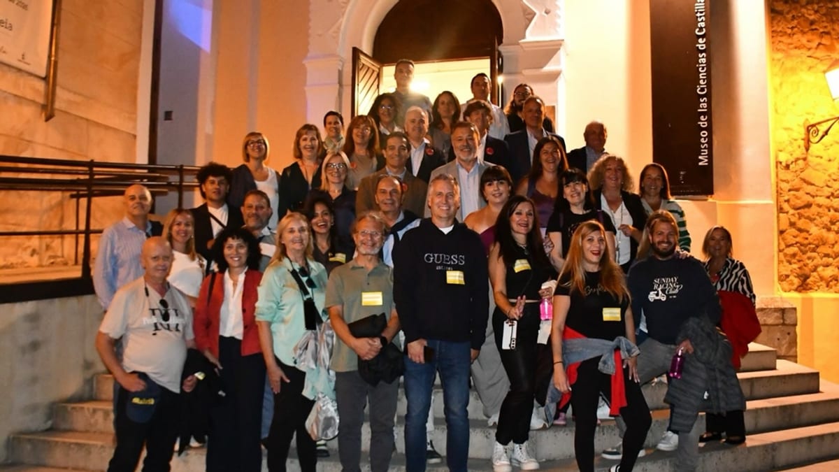 Grupo de profesionales de agencias de viajes en Cuenca durante la visita de promoción turística